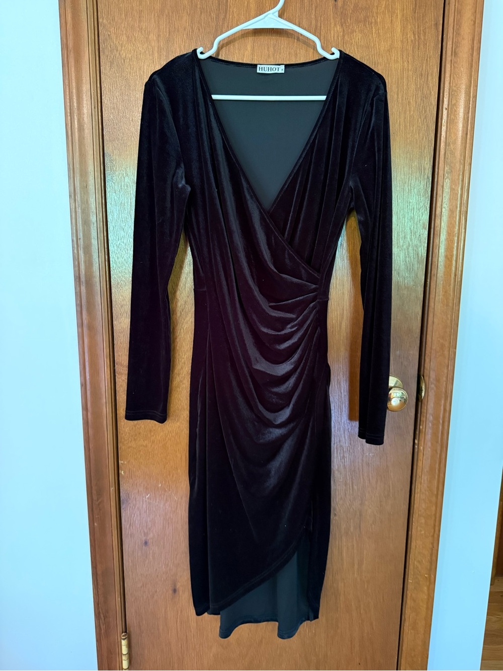 Huhot Black Velvet Ruched Surplice Long-Sleeve Midi Dress